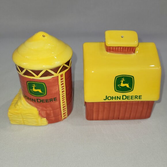 Salt & Pepper Shakers Set John Deer Barn & Grain Silo - Picture 1 of 5